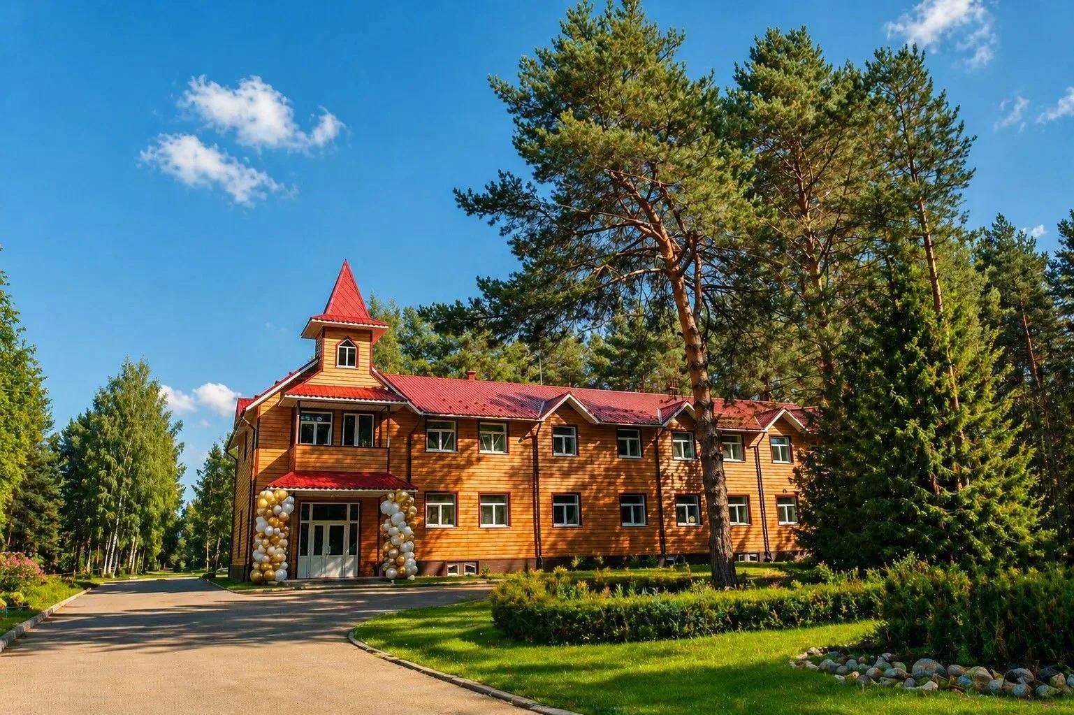 База отдыха Северная звезда в 100 метрах от Вотчины Деда Мороза
