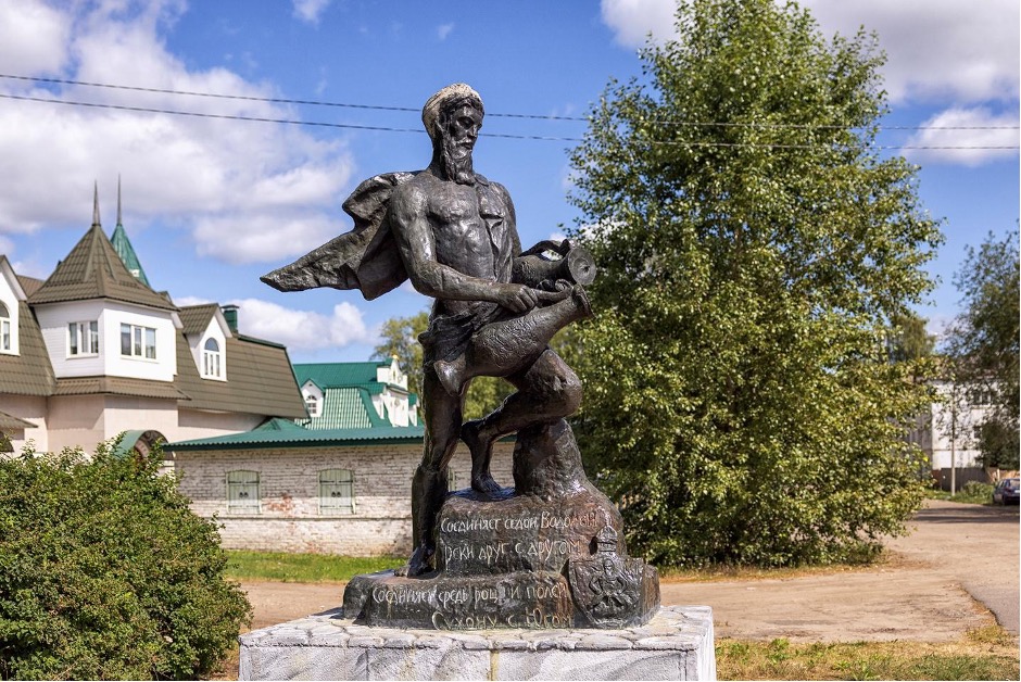 Памятник Водолею на набережной
