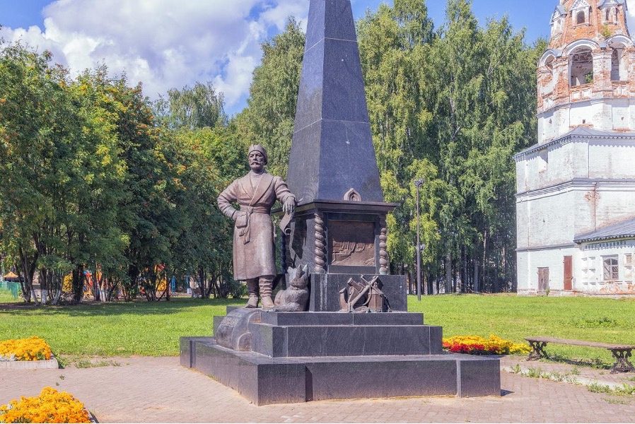 Памятник известному устюжскому землепроходцу Ерофею Павловичу Хабарову