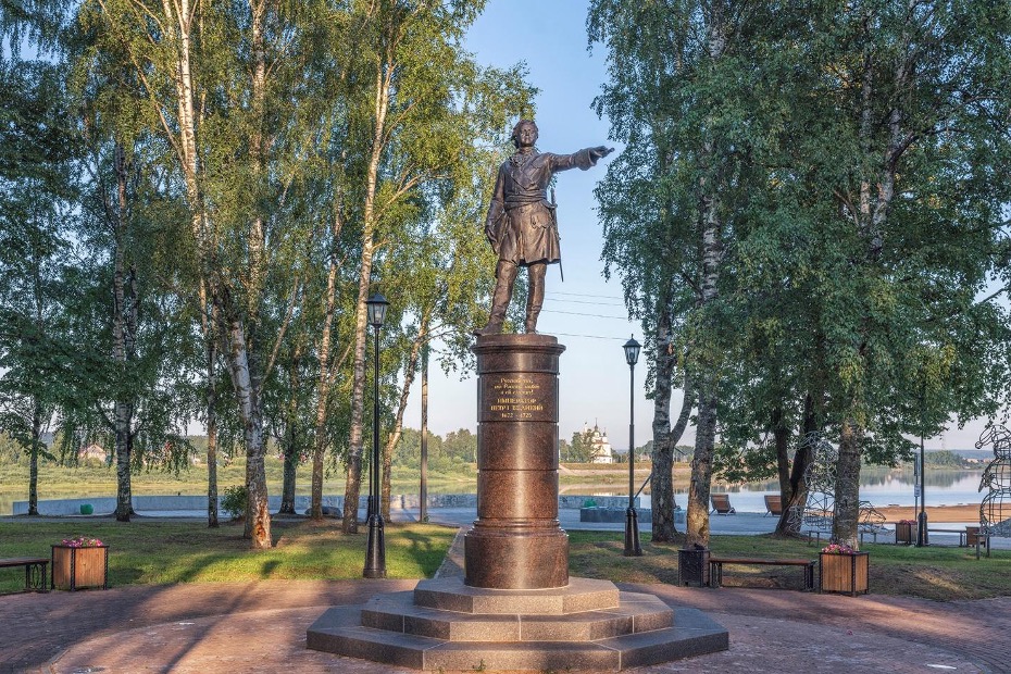 Памятник известному устюжскому землепроходцу Ерофею Павловичу Хабарову