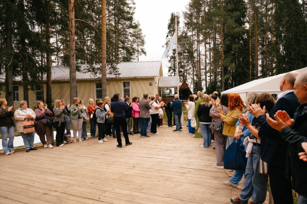толпа людей хлопает в ладоши