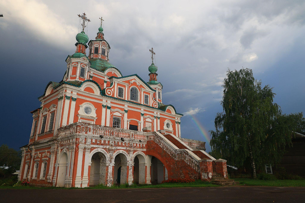 красная башня с зелеными куполами