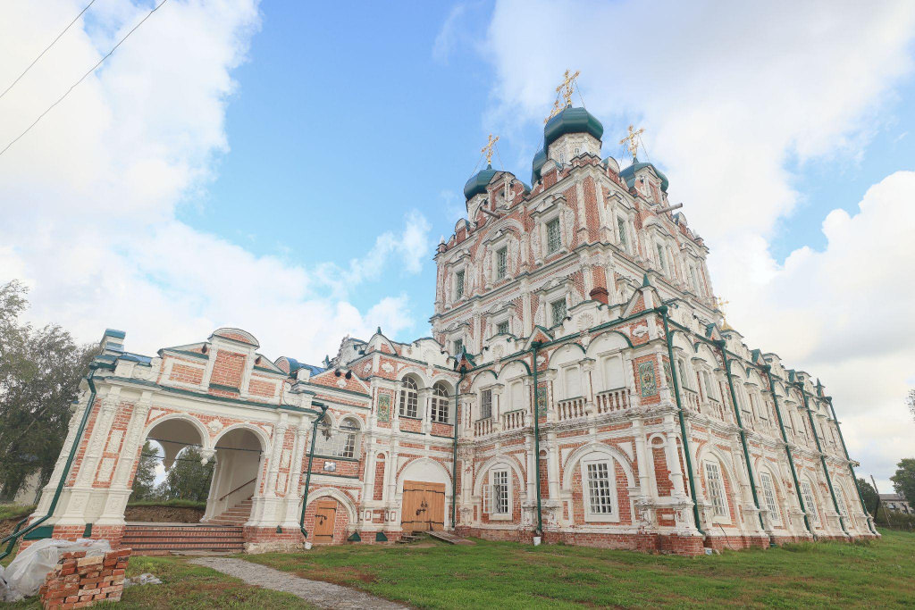 розовая кирпичная башня