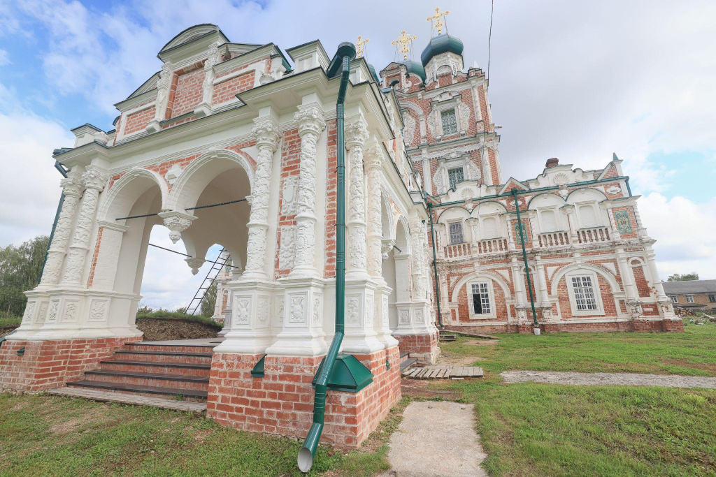 кирпичное здание с колоколами