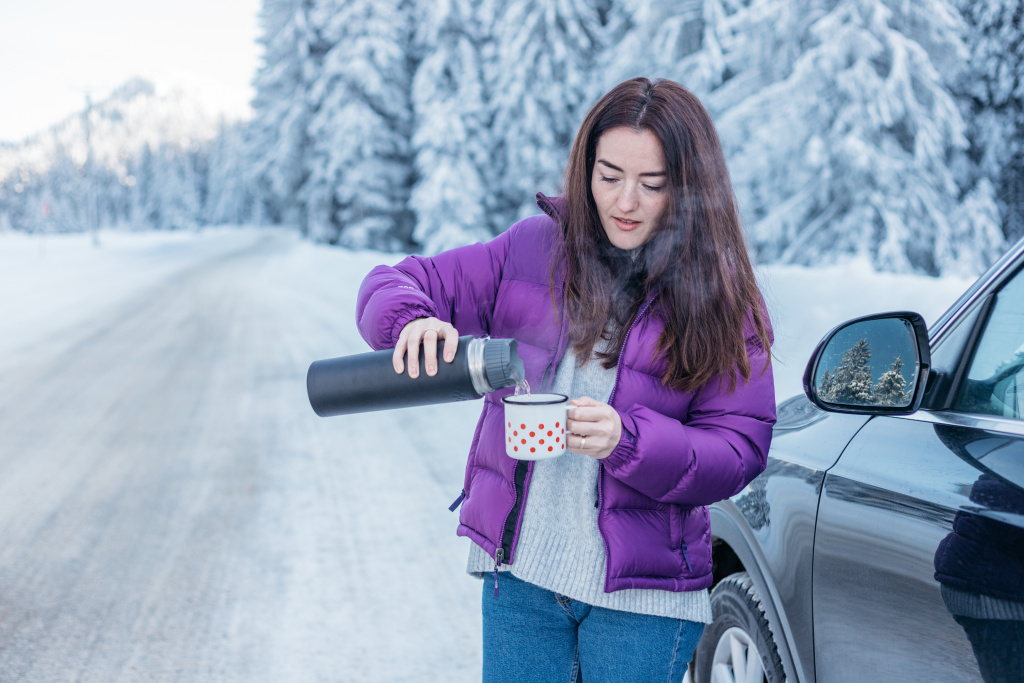 девушка в сиреневой куртке