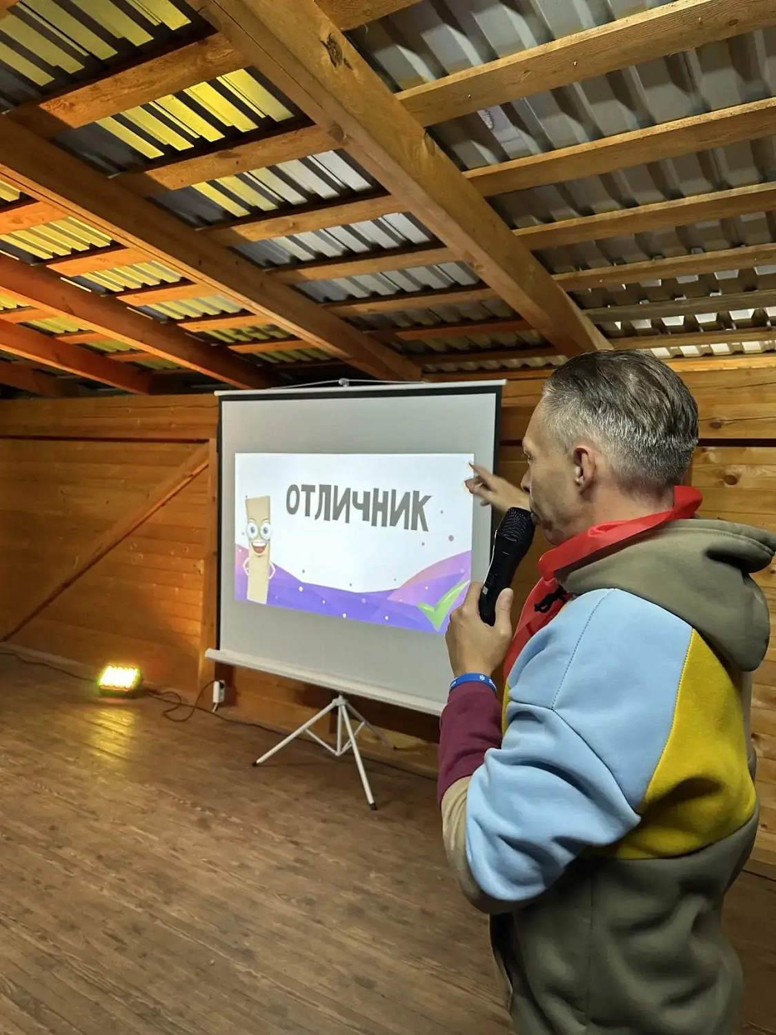 Выпускной в стиле лагеря: отряд «9а» и команда «Розовые шнурки» зажгли в «Северной звезде»